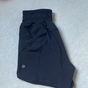 LULULEMON BLACK TRACKER SHORTS (4)